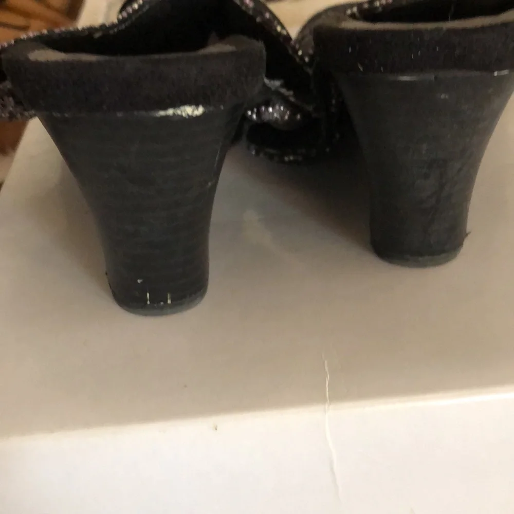 White Mountain size 10 black beaded wedge thong slides like new